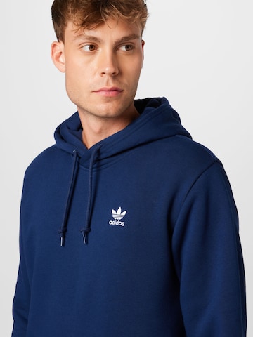 ADIDAS ORIGINALS Regular Fit Sweatshirt 'Adicolor Essentials Trefoil' i blå