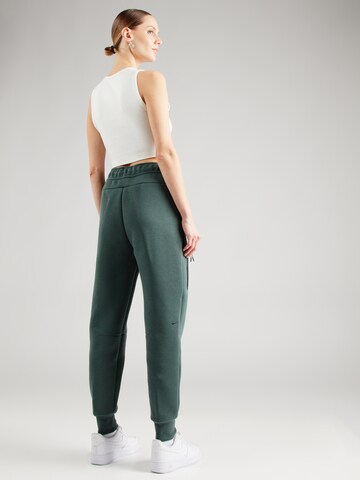 Tapered Pantaloni 'TCH FLC' di Nike Sportswear in verde