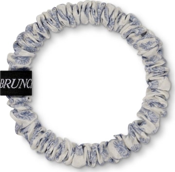 BRUNCHIES® Hair jewelry 'BRUNCHIES® "Shell" Seiden Scrunchie für gesunde Haare und Armband am Handgelenk in Blau und Off-White' in Blue: front