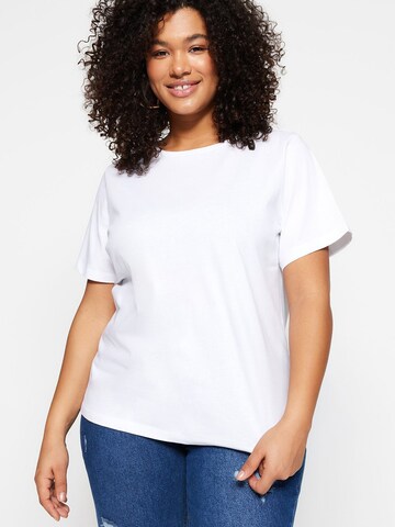 T-shirt Trendyol Curve en blanc : devant