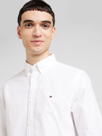 TOMMY HILFIGER Slim Fit Hemd in Weiß