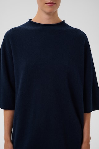 SOAKED IN LUXURY Sweter w kolorze niebieski