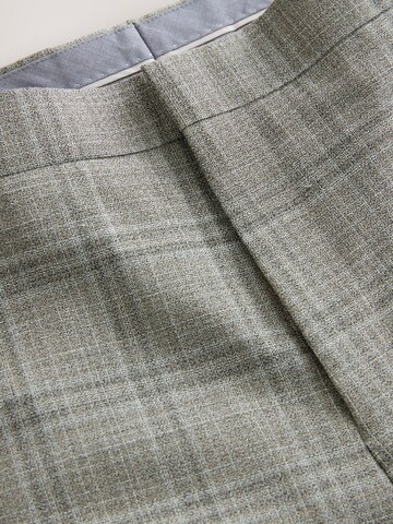 regular Pantaloni con piega frontale di Next in grigio