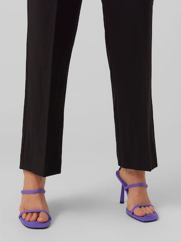 VERO MODA Loose fit Trousers with creases 'Sandy' in Black