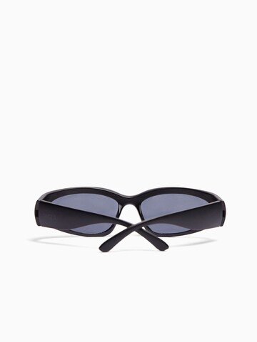 Bershka Sonnenbrille in Schwarz
