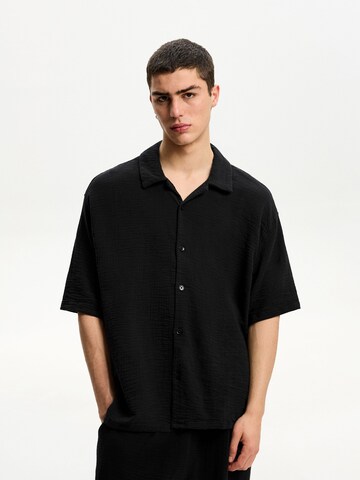 Comfort fit Camicia di Bershka in nero: frontale