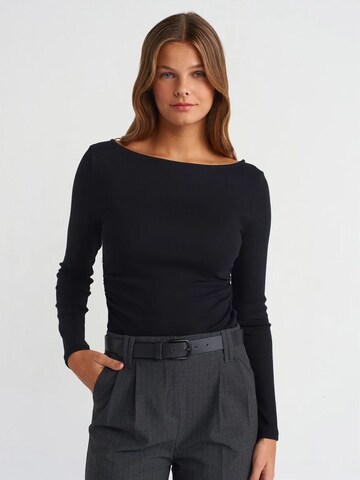 Dilvin Blouse in Black: front