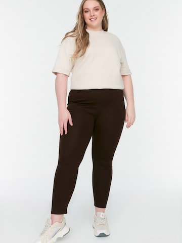 Skinny Leggings Trendyol Curve en marron : devant