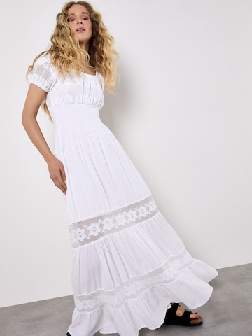 Robe Apricot en blanc