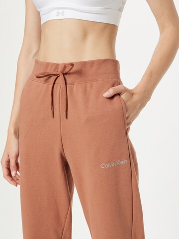 Calvin Klein Sport Zwężany krój Spodnie w kolorze brązowy