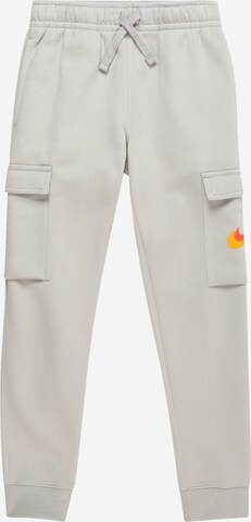 Nike Sportswear Tapered Broek in Grijs: voorkant