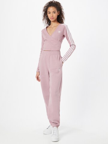 ADIDAS ORIGINALS Zwężany krój Spodnie 'Adicolor Essentials Fleece' w kolorze fioletowy