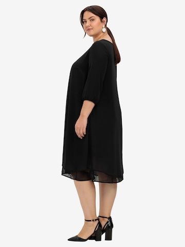 Rochie de la SHEEGO pe negru