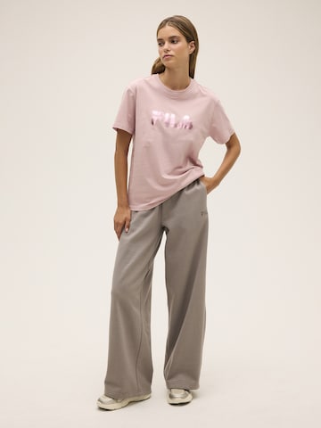 regular Pantaloni 'CALICE regular wide graphic sweat pants' di FILA in grigio