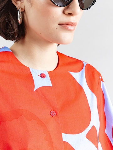 Rochie tip bluză 'TAITAVUUS UNIKKO' de la Marimekko pe roșu