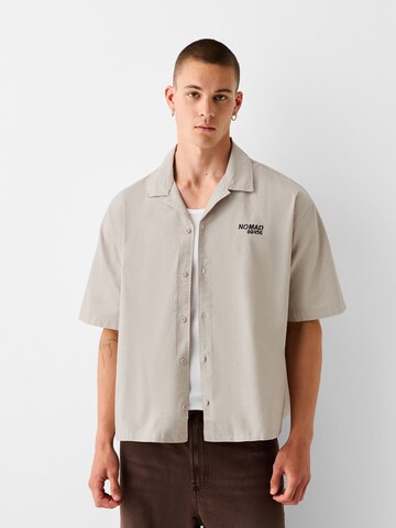 Fit confort Chemise Bershka en gris : devant
