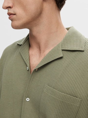 SELECTED HOMME Comfort fit Button Up Shirt in Green