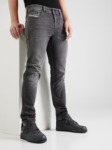 DIESEL Regular Jeans 'YENNOX' in Grijs: voorkant