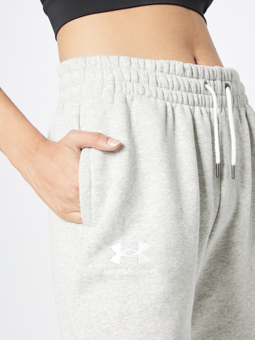 UNDER ARMOUR Zúžený Sportovní kalhoty 'Essential' – šedá