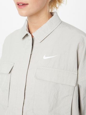Nike Sportswear Přechodná bunda 'FIELD' – šedá