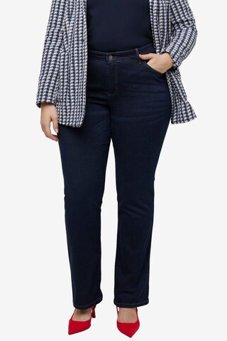 Ulla Popken Flared Jeans in Blauw: voorkant