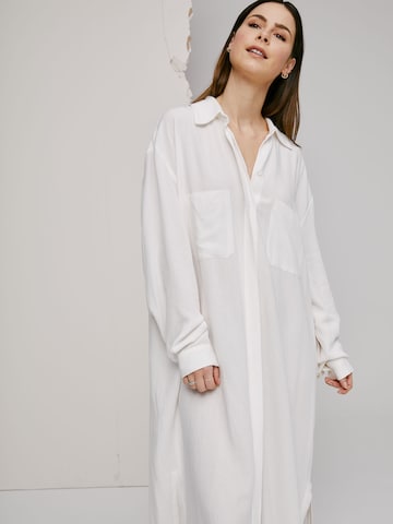 A LOT LESS - Vestido camisero 'Valeria' en blanco: frente