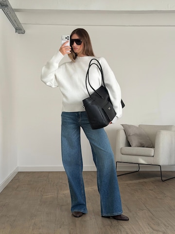 RÆRE by Lorena Rae Pullover in Weiß