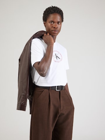 T-Shirt Calvin Klein Jeans en blanc : devant