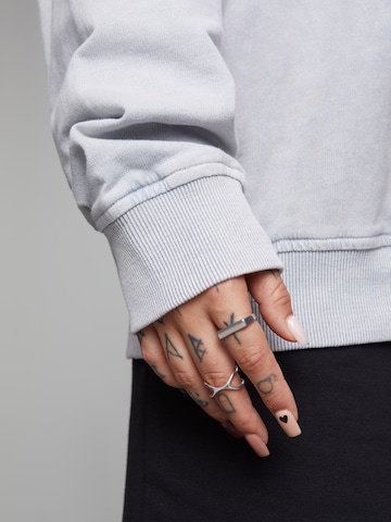 Sweat-shirt 'Franca' ABOUT YOU x Sharlota en gris