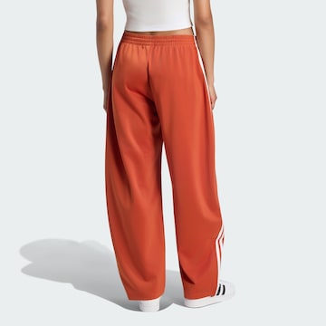 ADIDAS ORIGINALS - Barrel Calças 'Firebird' em vermelho