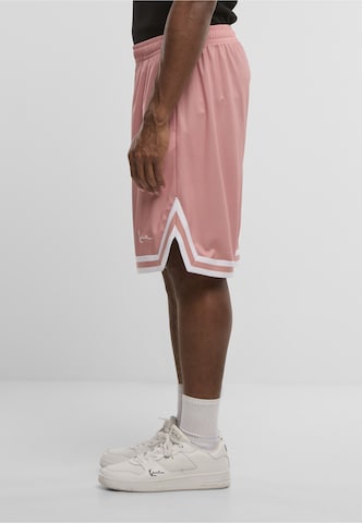 Karl Kani Loosefit Sportbroek in Roze