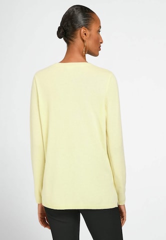 Pull-over include en jaune