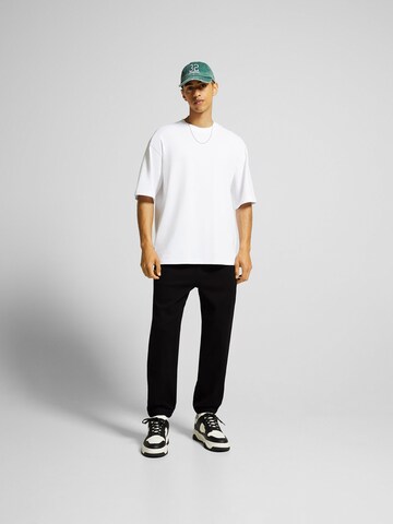 Bershka Tapered Jeans in Schwarz