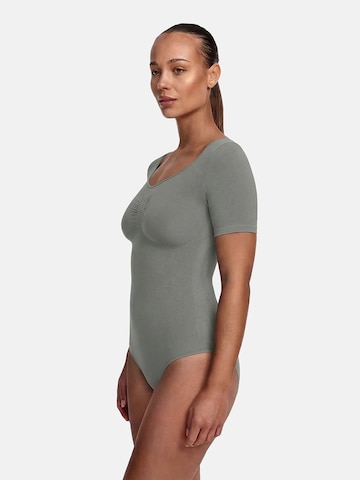 cfab - Body moldeador 'T-Shirt Bodysuit Sculpting Shapewear mit String' en gris