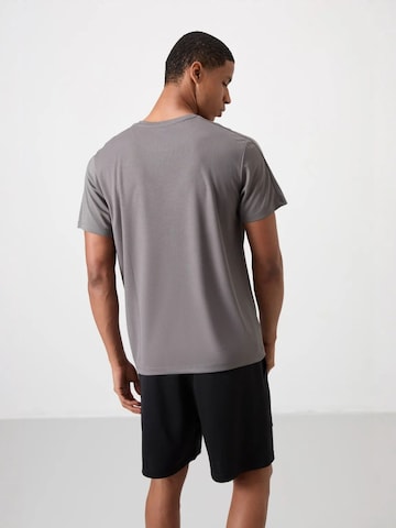 T-Shirt fonctionnel 'T-Shirts' Tommy Life en gris