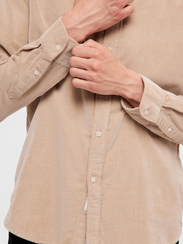 SELECTED HOMME Regular fit Button Up Shirt 'Regowen' in Beige