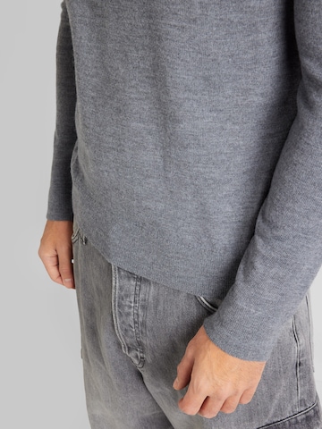 Banana Republic Sweater in Grey