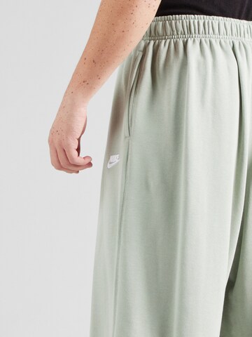 Effilé Pantalon 'CLUB' Nike Sportswear en vert