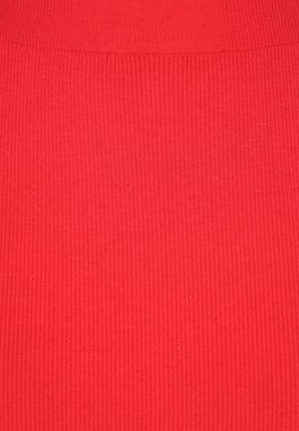 faina Rok in Rood