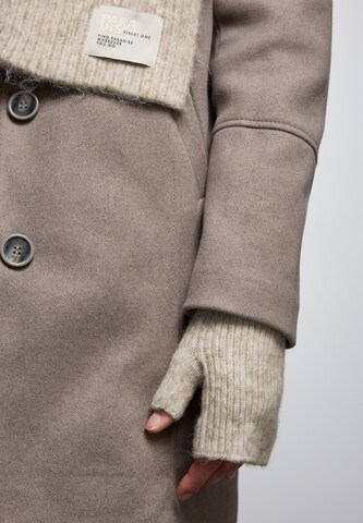 STREET ONE Fingerless Gloves in Beige: front