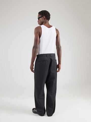 Carhartt WIP Bő szár Élére vasalt nadrágok 'Evan' - fekete