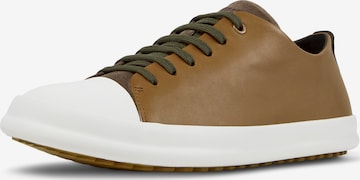 Baskets basses ' Chasis ' CAMPER en marron : devant