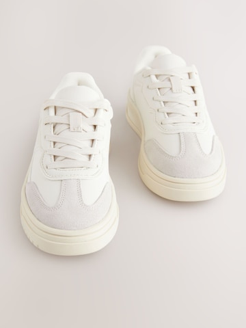 Baskets Next en blanc