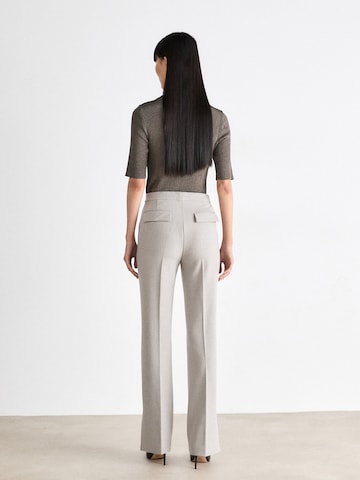 BOSS - Acampanado Pantalón de pinzas 'Tubeka4' en gris