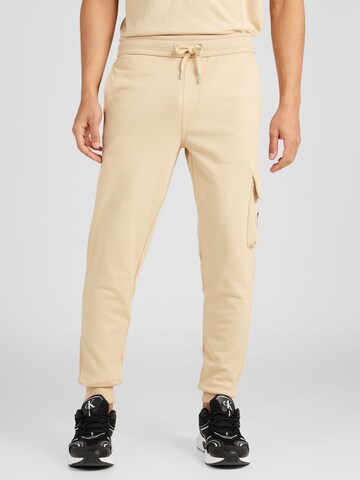 Calvin Klein Jeans Tapered Cargobroek in Beige: voorkant