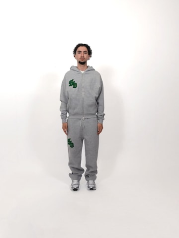 Strictly Business Clothing Trainingspak 'Legacy' in Grijs: voorkant