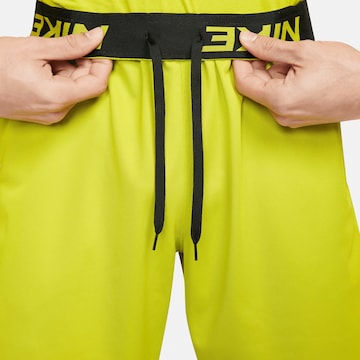 NIKE Regular Sportshorts 'Totality Pro' in Gelb