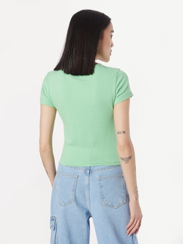 Tricou de la Gina Tricot pe verde