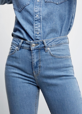 MANGO Rozkloszowany krój Jeansy w kolorze niebieski