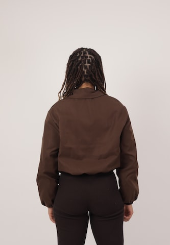 Veste mi-saison Elara en marron